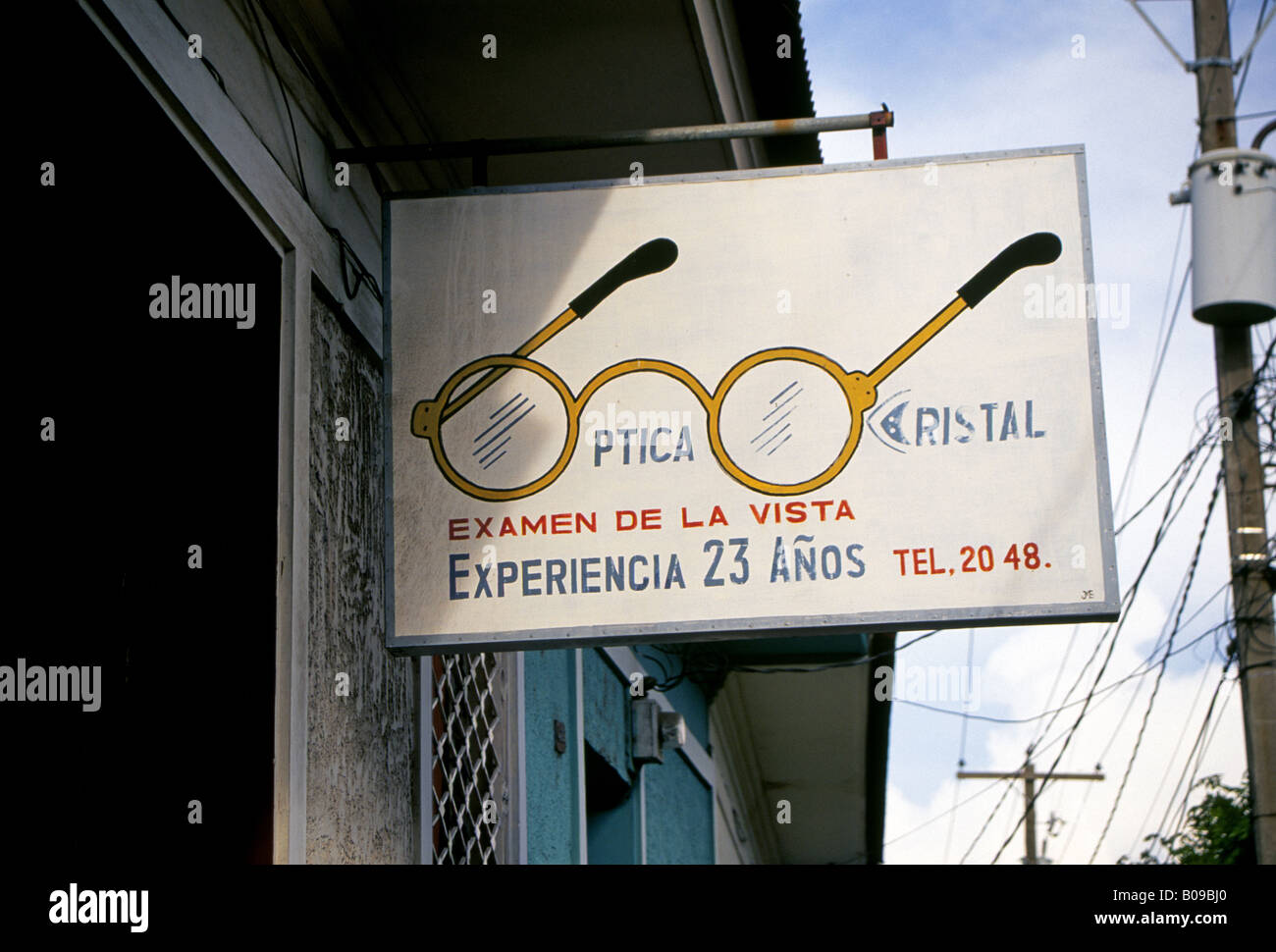 Ein Zeichen in spanischer Sprache wirbt ein Augenarzt oder Augenarzt im Zentrum von Granada Stockfoto