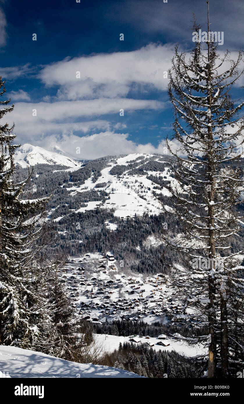 Die schneebedeckten Berge und alpinen Stadt von Morzine in den französischen Alpen, Frankreich, EU. Stockfoto
