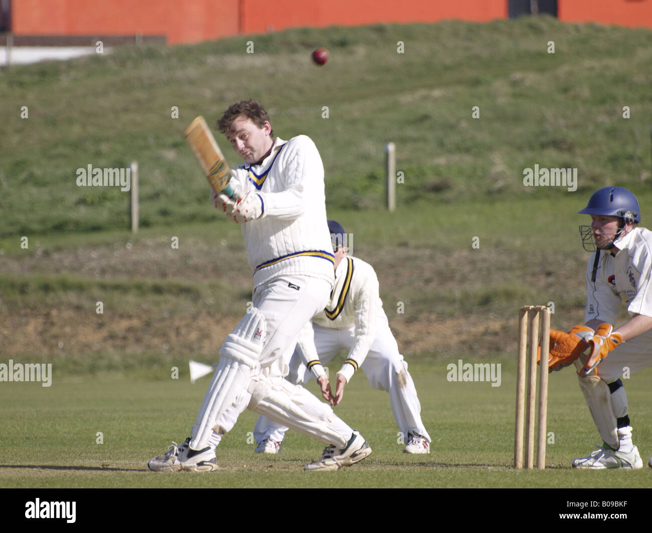 Schlagmann schlagen eine sechs. Amateur Cricket match, Bude Verse Bideford Bude Cricket Club. 27. April 2008. Bude, Cornwall, UK Stockfoto