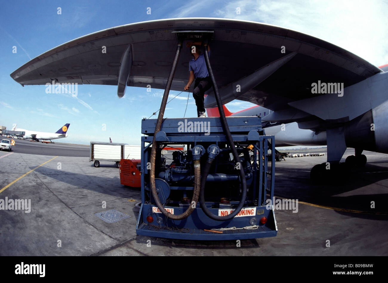 Mechaniker Betankung ein Verkehrsflugzeug außerhalb einer internationalen Abflug-Gate am San Francisco International Airport. Stockfoto