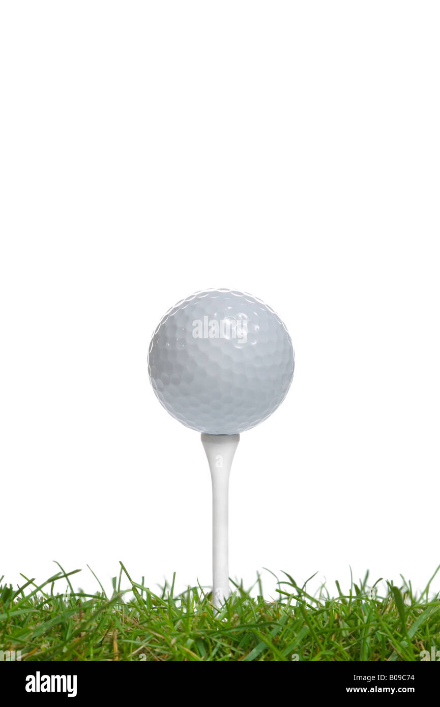 Golfball auf ein Tee aus Oberfläche Ebene hoch wichtigen Studio gedreht mit echtem Rasen betrachtet Stockfoto
