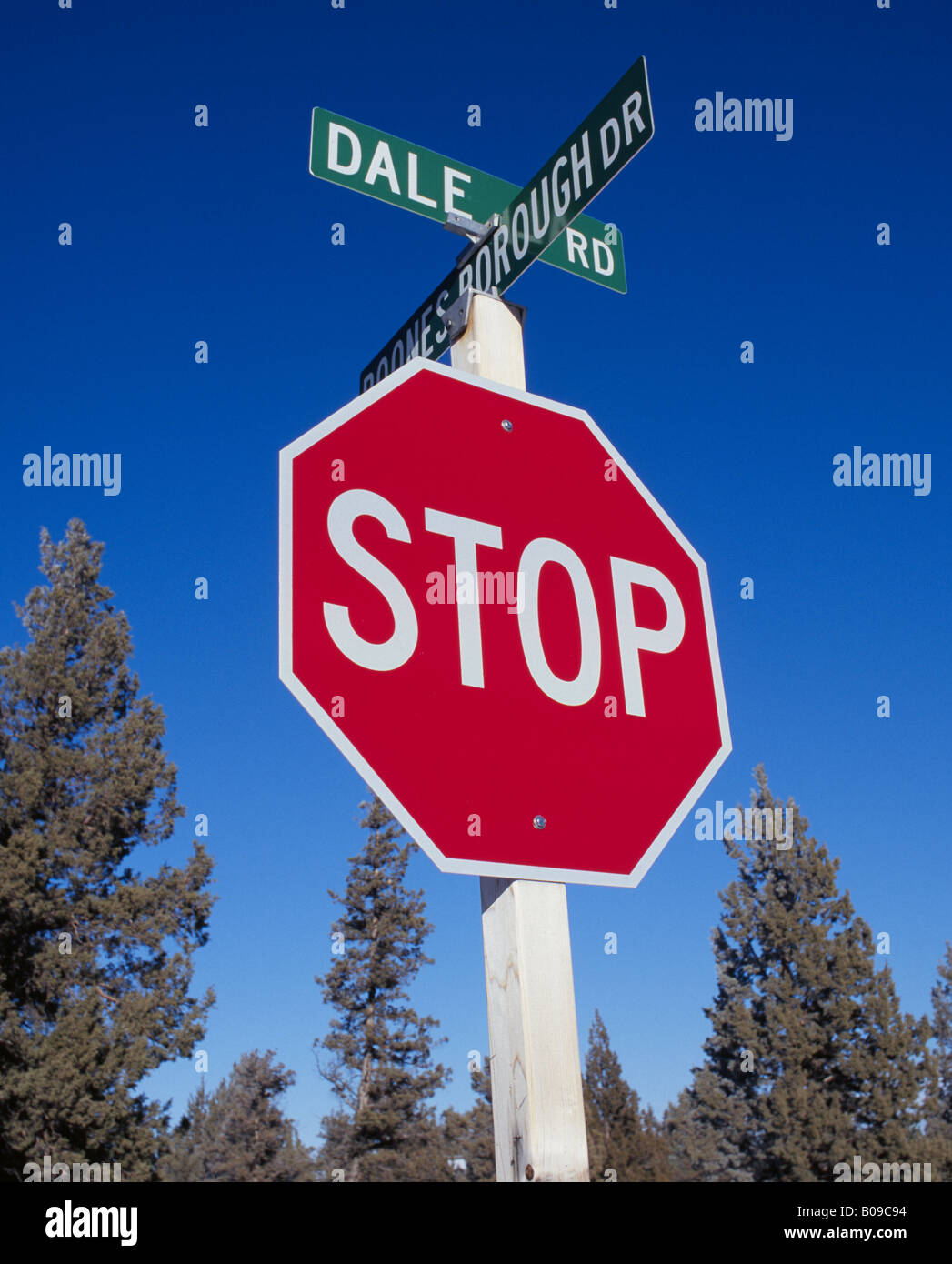 Ein Stop-Schild auf der Autobahn warnt Besucher zu stoppen und nachgeben, Gegenverkehr Stockfoto