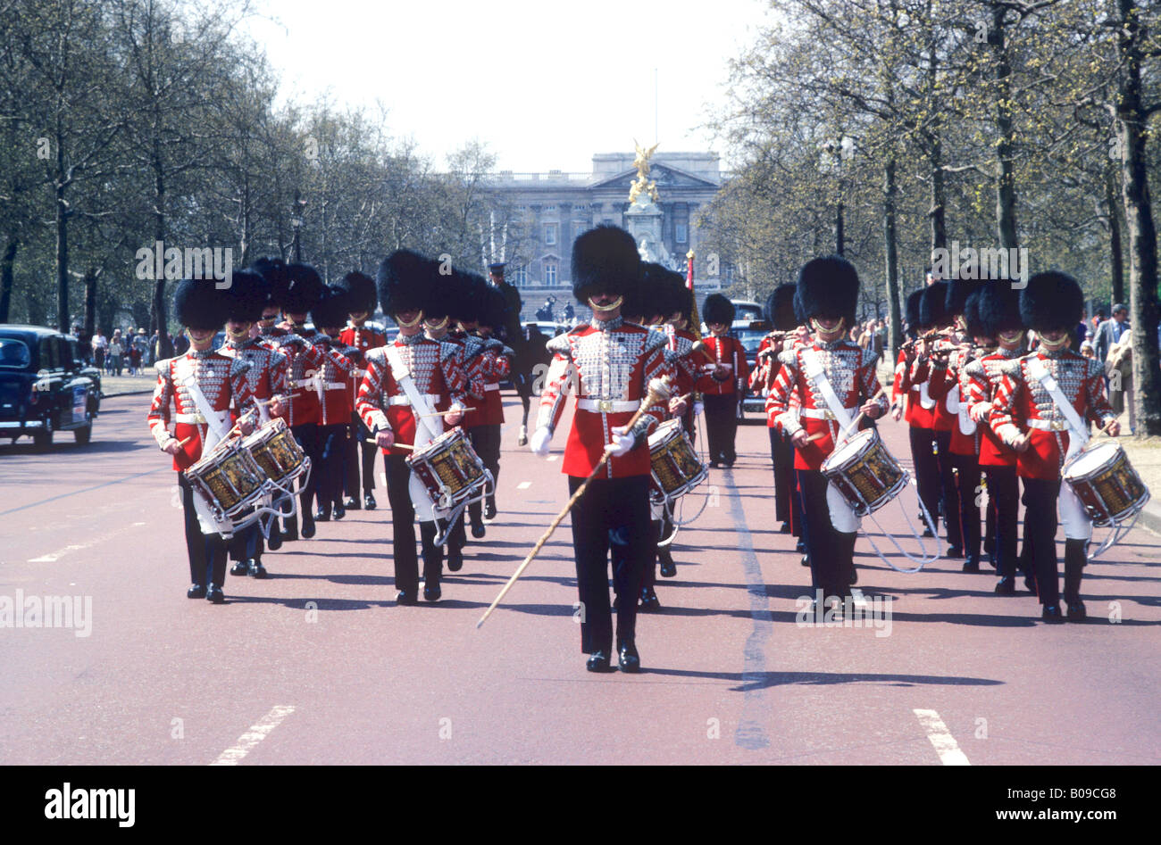 Grenadier Guards band Kapellenmitglieder marschieren die Mall London England UK britische Armee einheitliche militärische Trommeln Zeremonie Zeremoniell Stockfoto