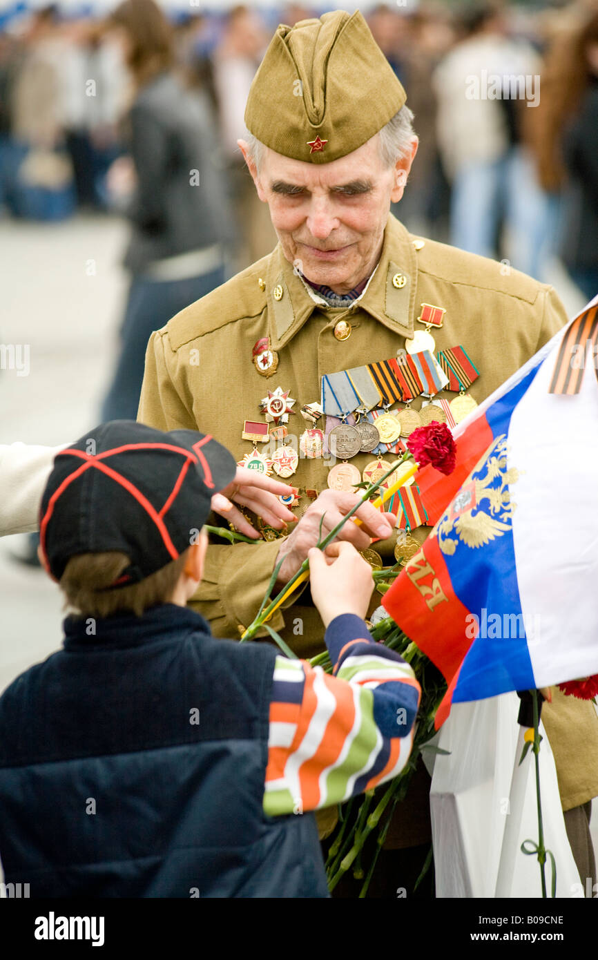 Rote-Armee-Veteran präsentiert mit Blumen von einem jungen der Schule am Tag des Sieges, Victory Park, Moskau, Russland Stockfoto