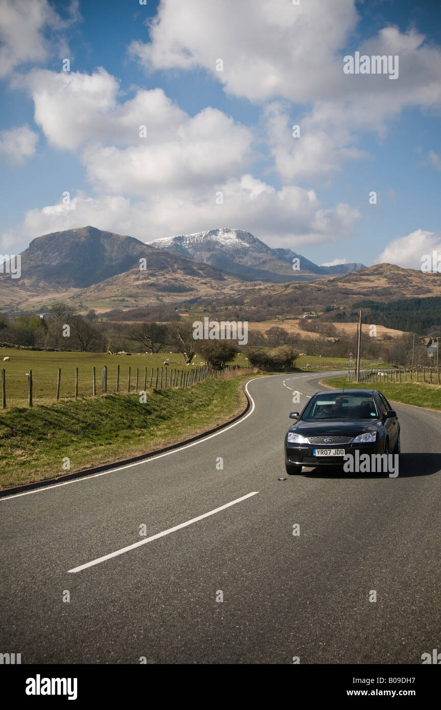PKW auf der A470 Straße und Cadair Idris Berg begrenzt mit Schnee Snowdonia National Park Gwynedd North Wales UK Stockfoto