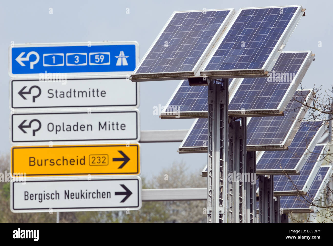 Solarmodule erzeugen Strom aus erneuerbaren Energiequellen für Straßenlaternen, Opladen, Westphalia, Deutschland. Stockfoto