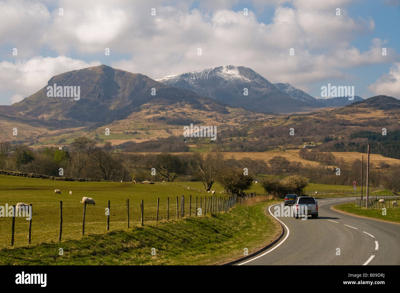 Auto fahren auf der A470 Straße vor Cadair Idris Berg begrenzt mit Schnee Snowdonia National Park Gwynedd Nord-Wales Stockfoto