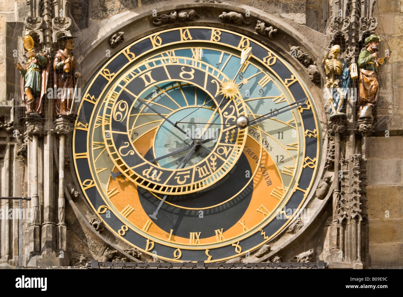 Horizontal in der Nähe der faszinierenden astronomischen Uhr stellen Orloj an einem sonnigen Tag. Stockfoto