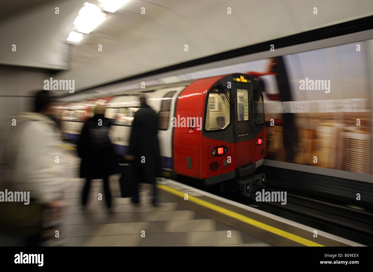 LONDON UNDERGROUND ANNÄHERUNG AN BAHNHOF Stockfoto