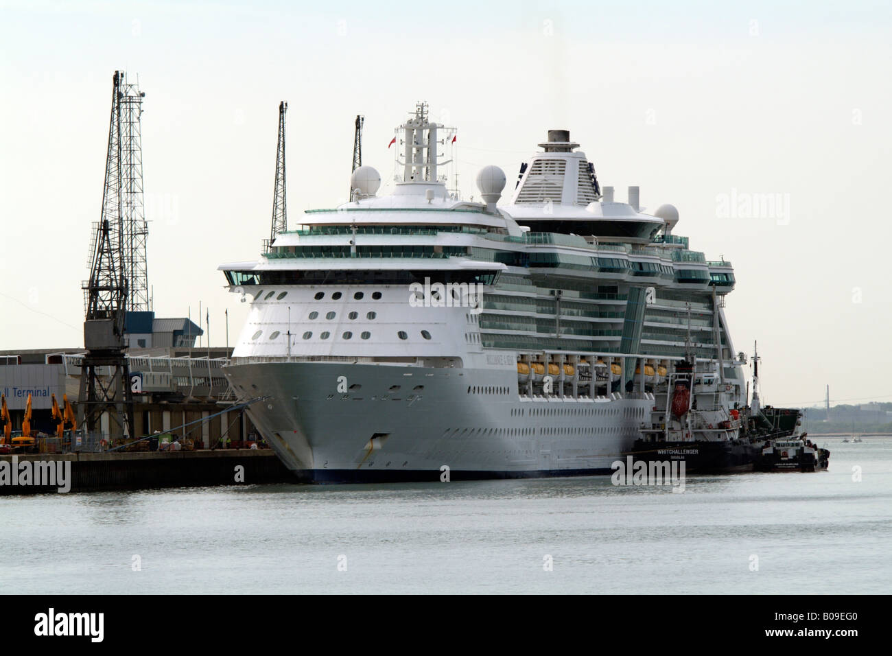 Brilliance of the Seas Kreuzfahrt Schiff neben am Terminal im Hafen von Southampton-Englands Königin Elizabeth II Stockfoto