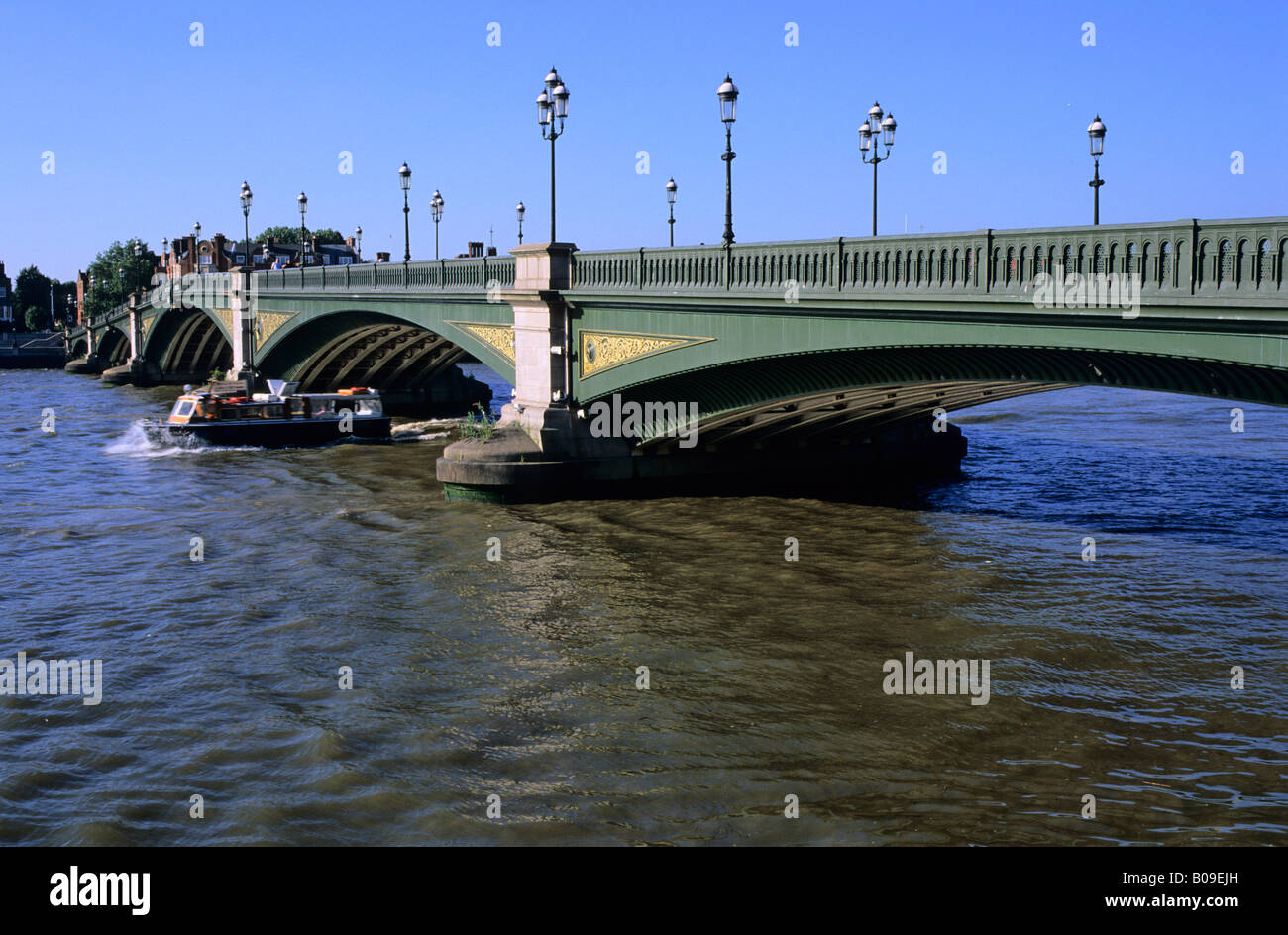 Boot, Unterquerung Battersea Bridge, Themse, London, England, UK Stockfoto