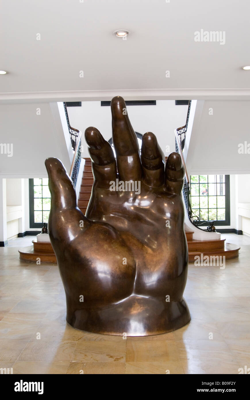 Skulptur von einer großen Hand von Fernado Botero in das Museo Botero, Bogota, Kolumbien Stockfoto