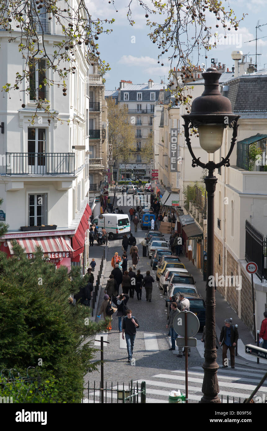 Auf der Suche nach unten Rue de Steinkerque in Montmatre Paris Stockfoto