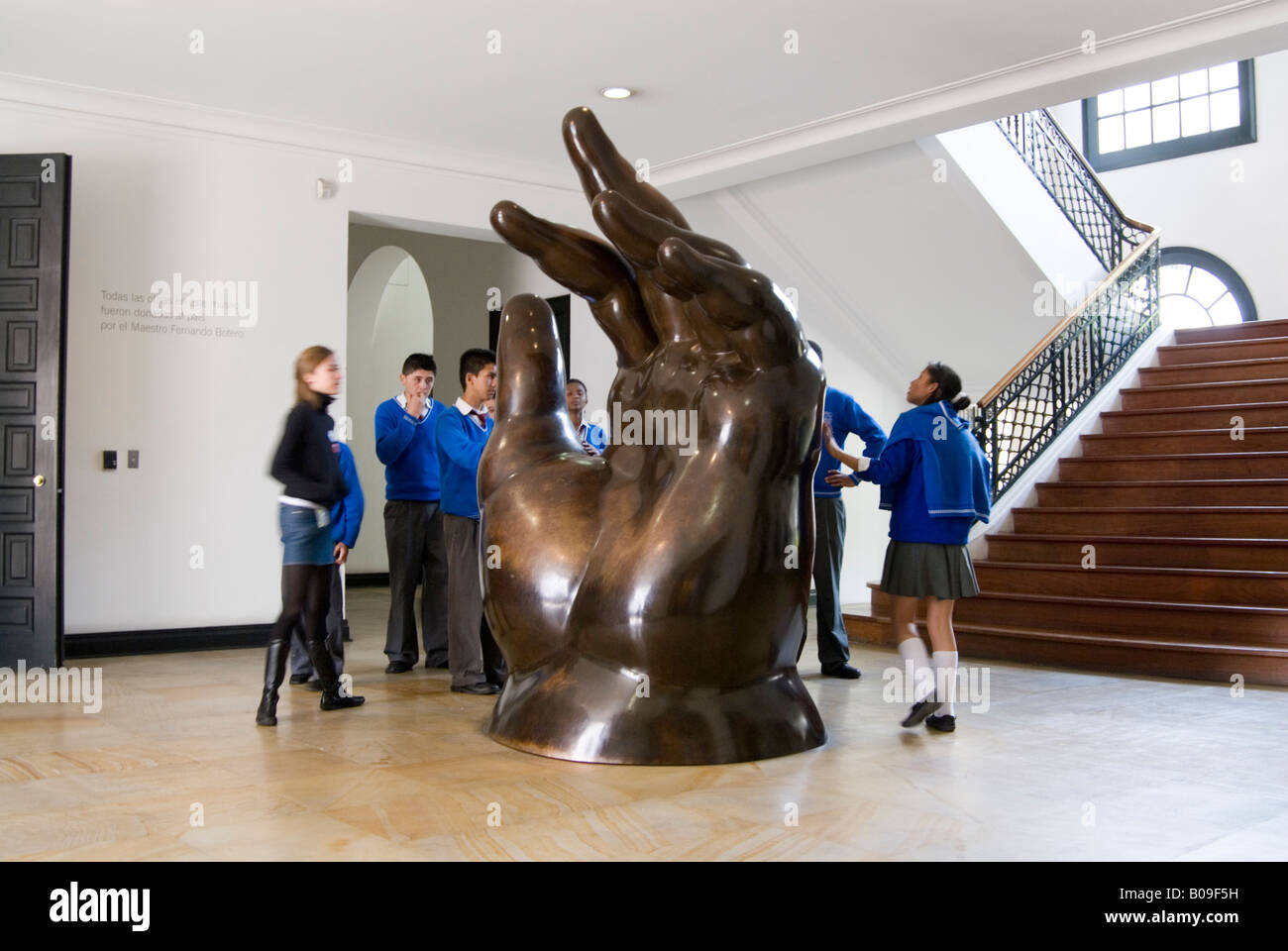 Schülerinnen und Schüler auf Schule Reise in das Museo Botero Blick auf eine Skulptur von einer großen Hand von Fernado Botero, Bogota, Kolumbien Stockfoto