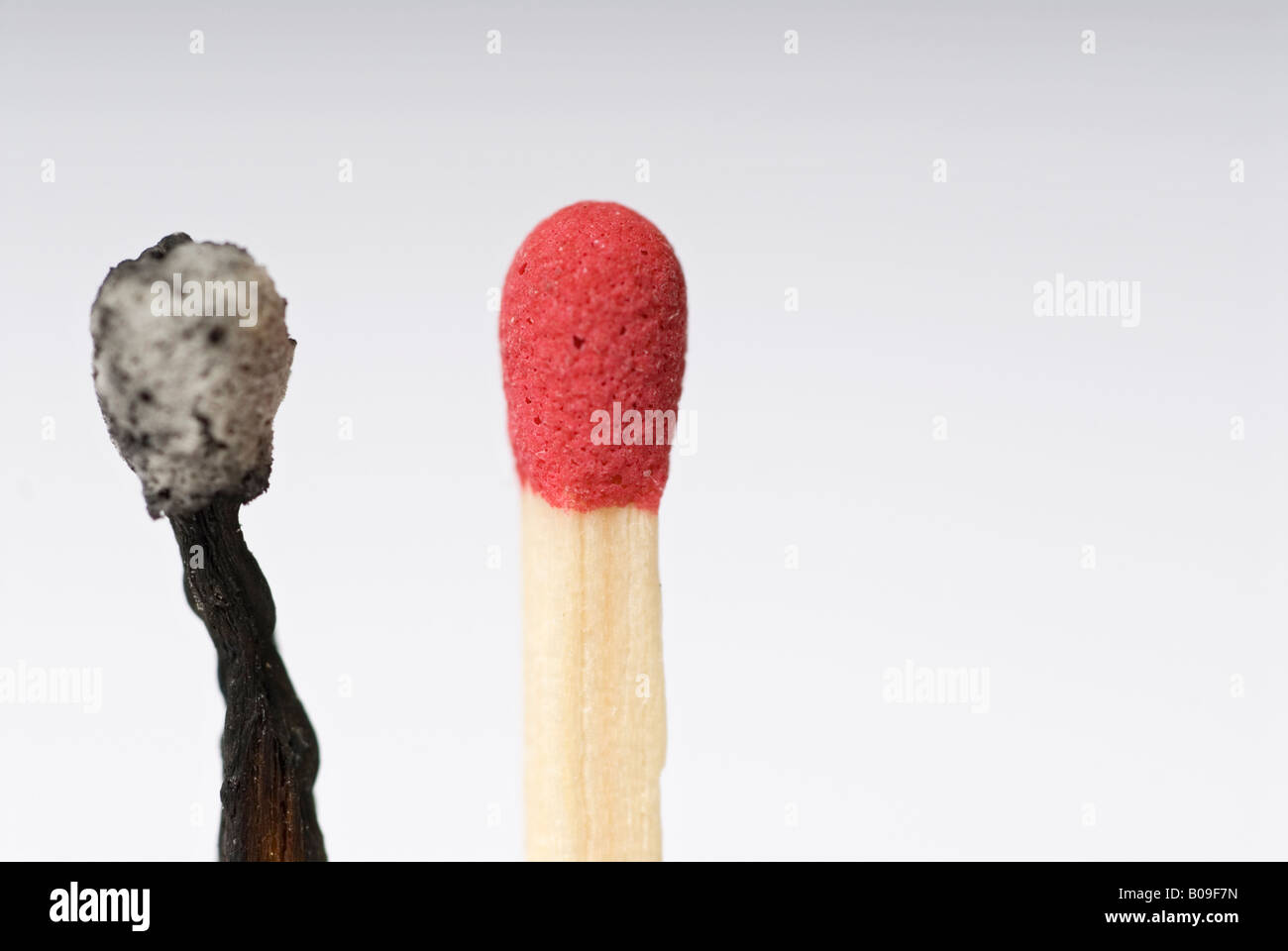 Stock Foto von einem live rote Streichholzkopf neben einem alten ausgebrannt Streichholzkopf Stockfoto