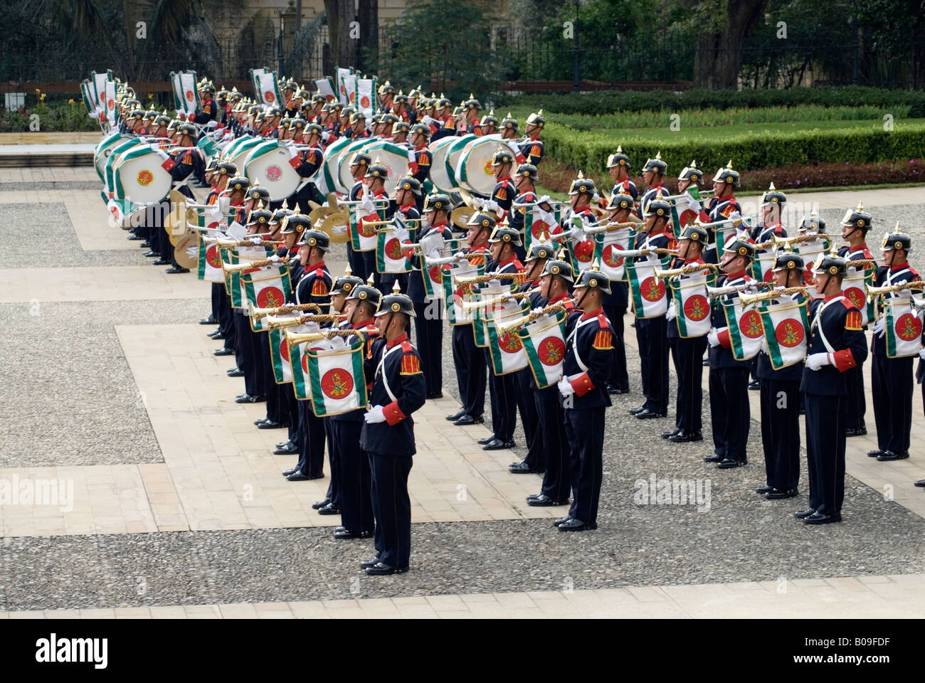 Militärkapelle spielt Trompeten während einer Parade auf dem Gelände der Casa de Nariño Bogota Kolumbien Stockfoto