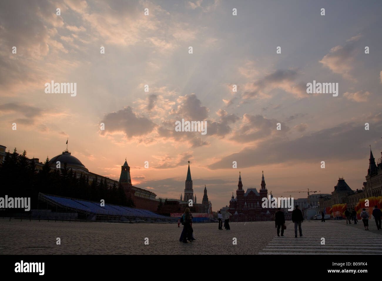 Kreml, Auferstehung (oder Iberia) Tor, Kaufhaus GUM und dem Roten Platz bei Dämmerung, Russland, Russische Föderation Stockfoto