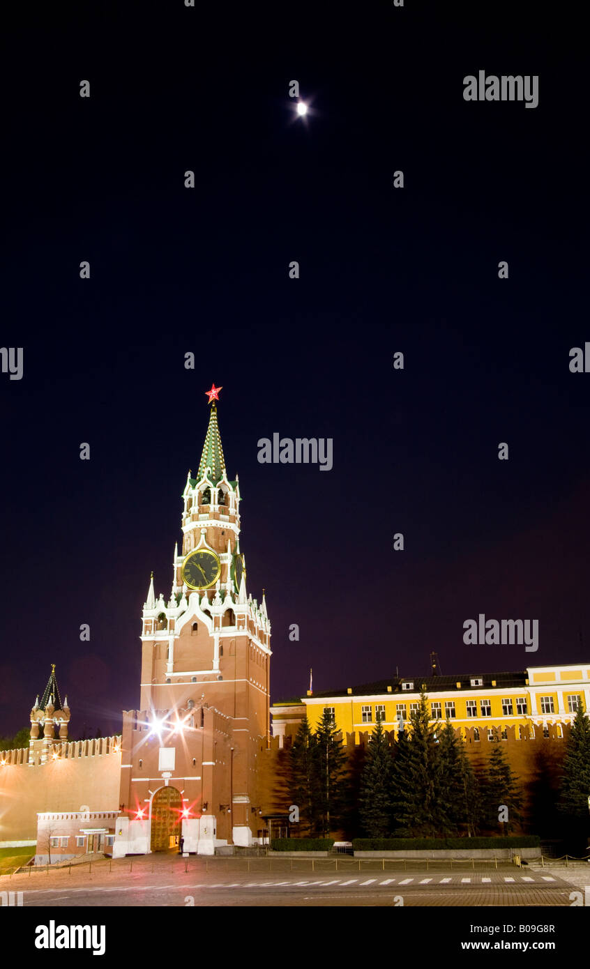 Spasskaja Uhrturm des Kreml in der Nacht mit Mond vom Roten Platz in Moskau, Russland, Russische Föderation Stockfoto