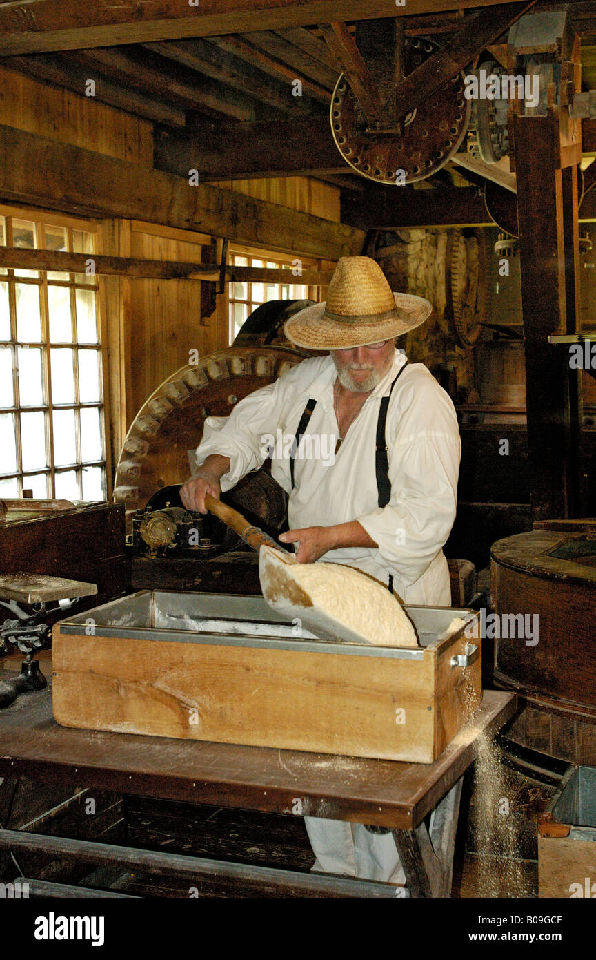 Mahlen von Mais In alten Grist Mill Spring Mill State Park Indiana Miller Stockfoto
