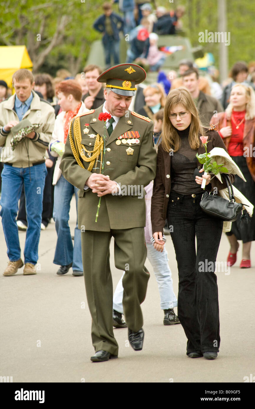 Rote-Armee-Offizier und Freundin am Tag des Sieges, Victory Park, Moskau, Russische Föderation Stockfoto