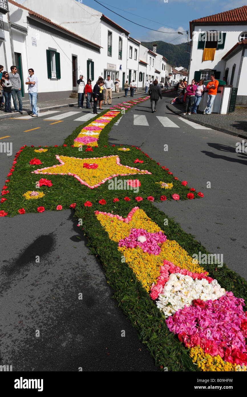 Die Straßen von Furnas geschmückt für den Procissao Do Senhor Dos Enfermos. Azoren, Portugal. Stockfoto