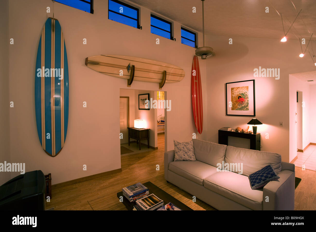 Heimische Wohnzimmer mit Surfbrettern auf Wänden.  Florida, USA Stockfoto