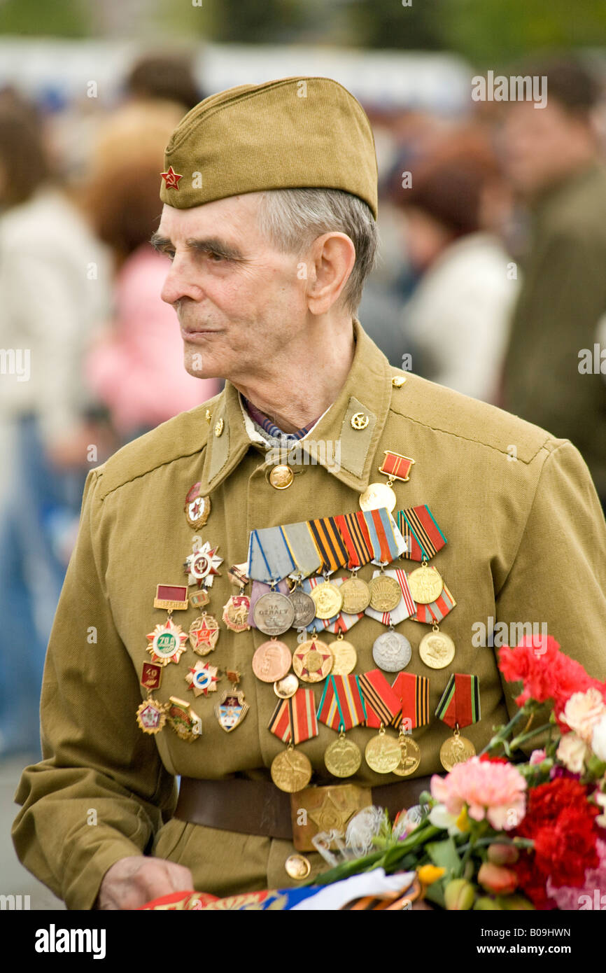 Rote-Armee-Veteran in Uniform und mit Medaillen tragen Blumen am Tag des Sieges im Park des Sieges, Moskau, Russa Stockfoto