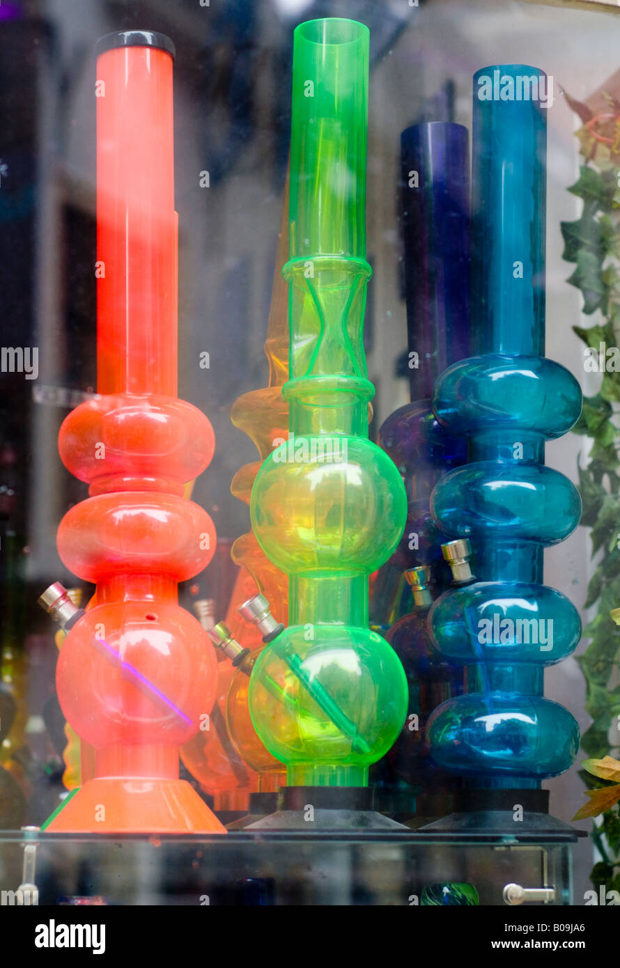 Amsterdam, Schaufenster in Gravenstraat Straße, Bongs und Wasserpfeifen zum Rauchen von cannabis Stockfoto