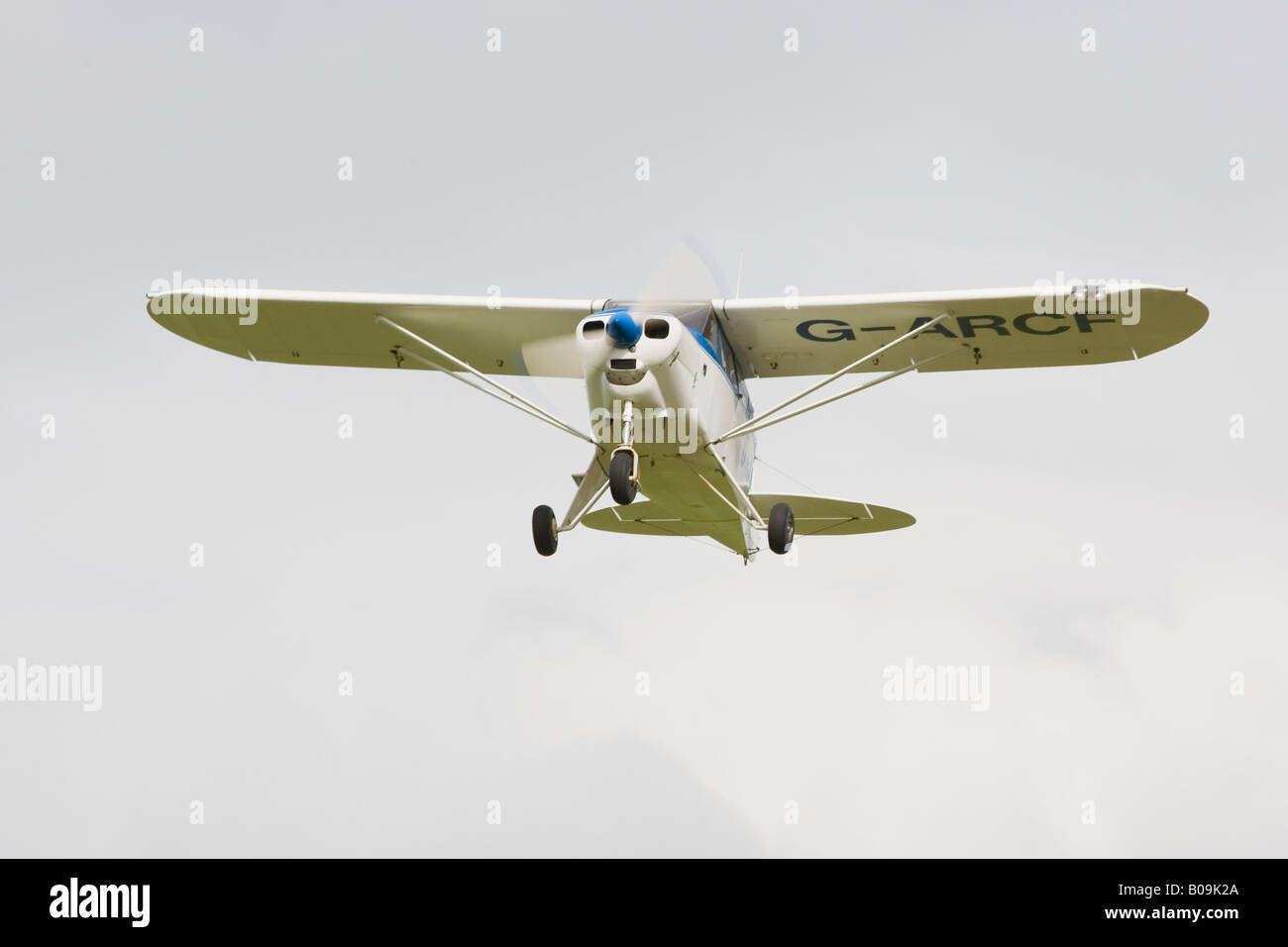 Piper PA-22-150 Karibik G-ARCF im Flug abheben Stockfoto