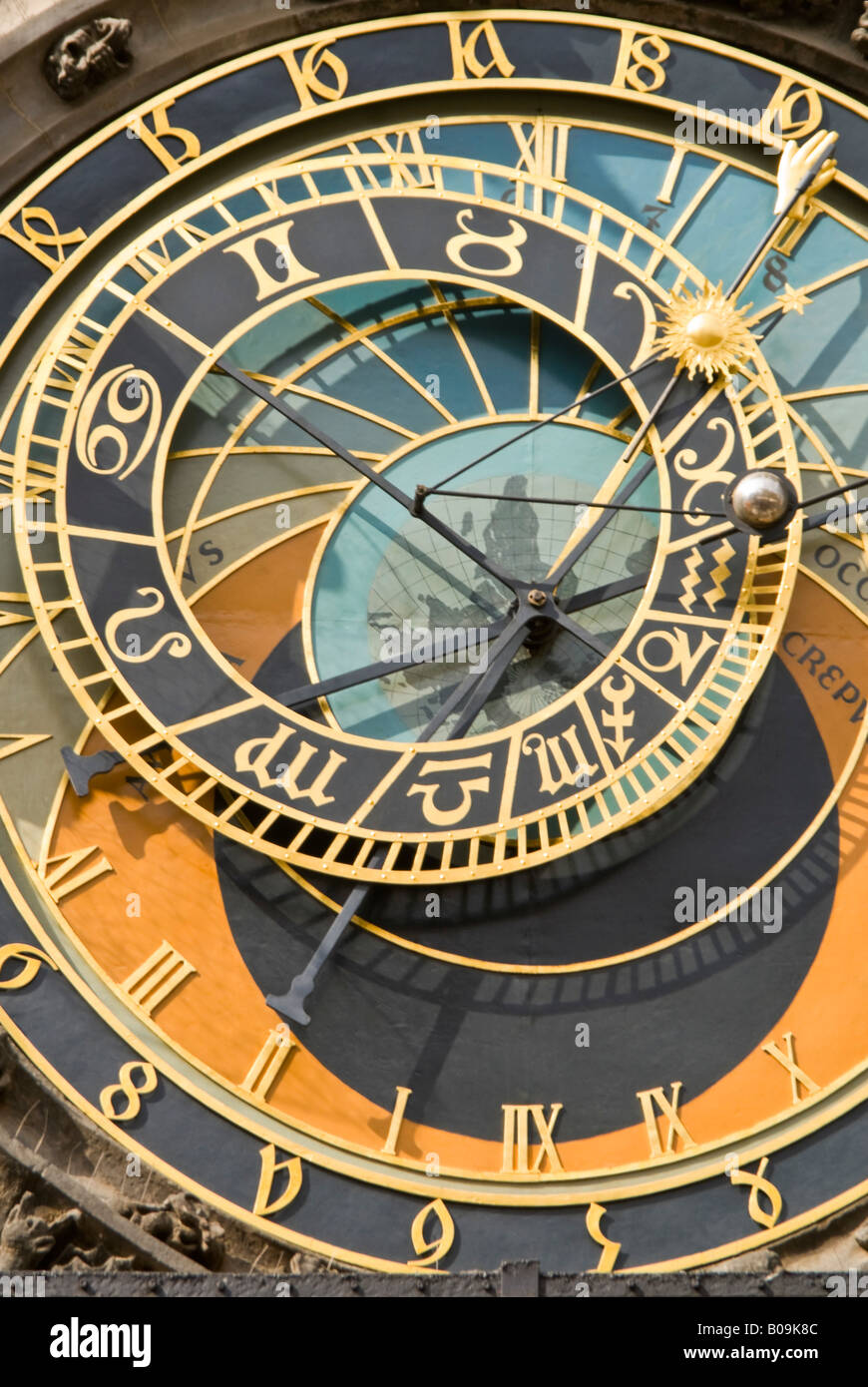 Vertikale hautnah die faszinierende astronomische Zifferblatt Orloj an einem sonnigen Tag. Stockfoto