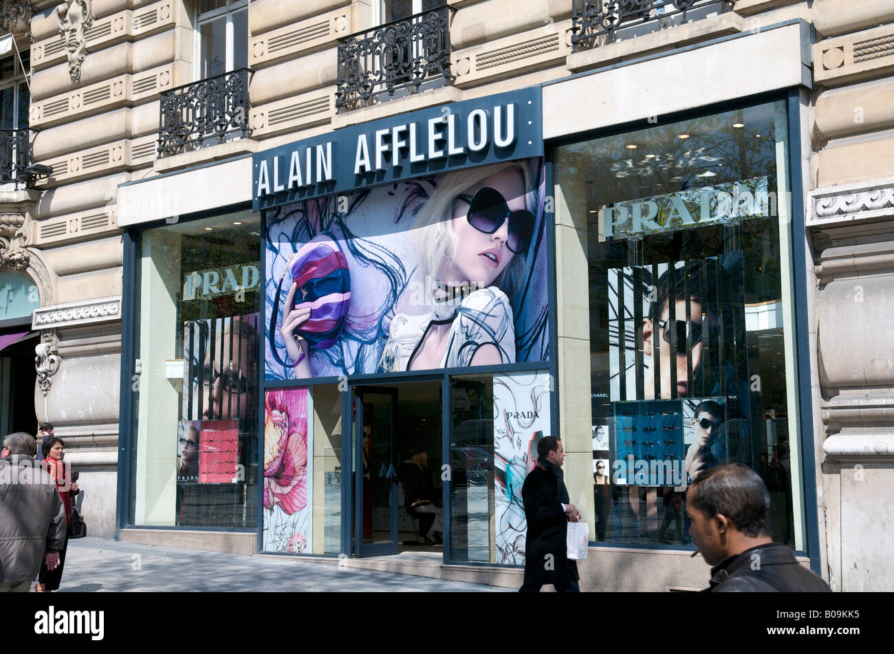 Geschäfte auf den Champs-Elysees in Paris Stockfoto