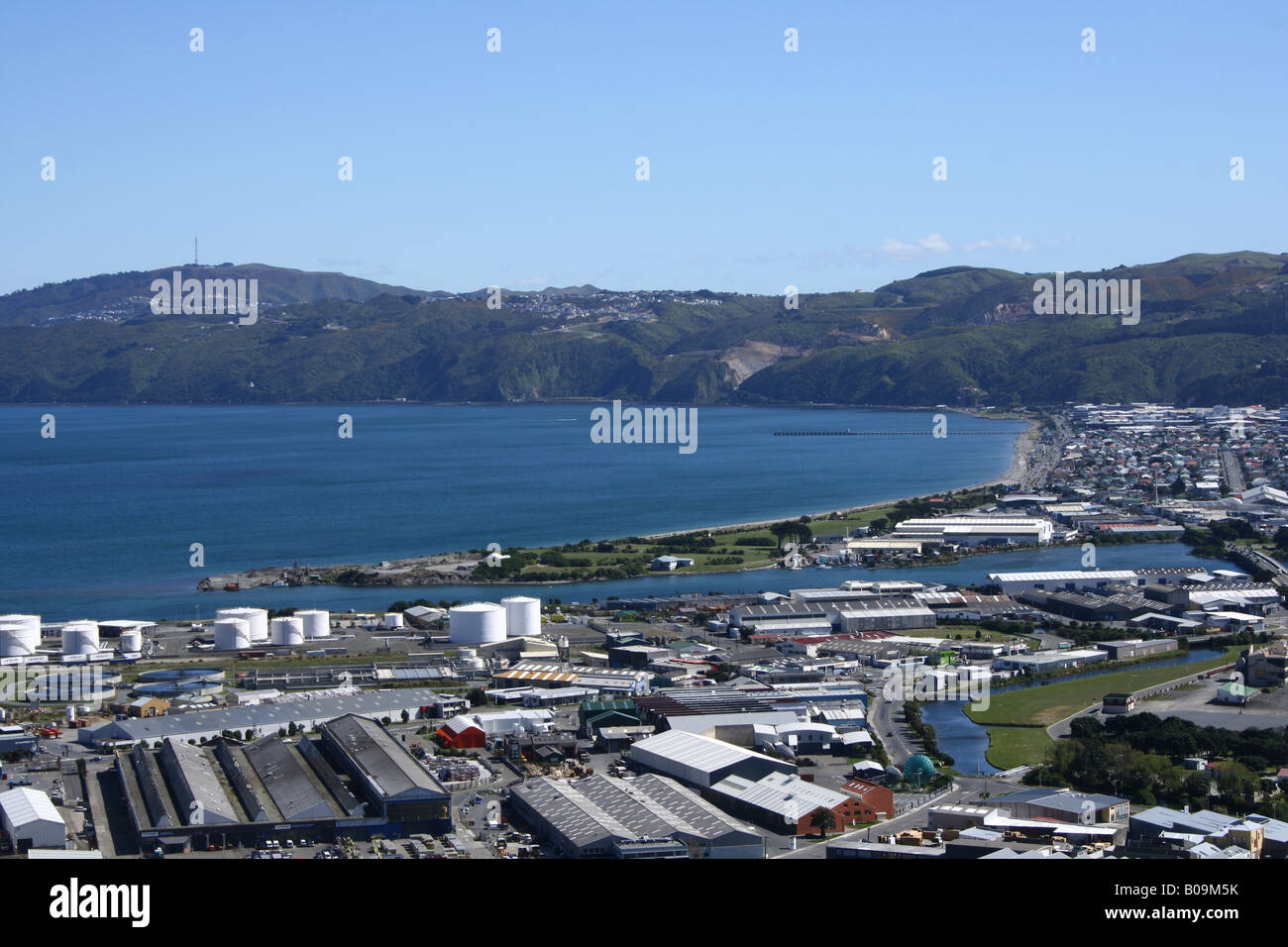 Hutt River erreicht das Meer im Hafen von Wellington an Petone. Stockfoto