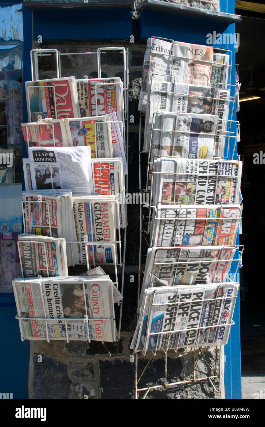 regionale und nationale UK britischer Lokalzeitungen in Rack außerhalb Zeitschriftenläden shop Stockfoto