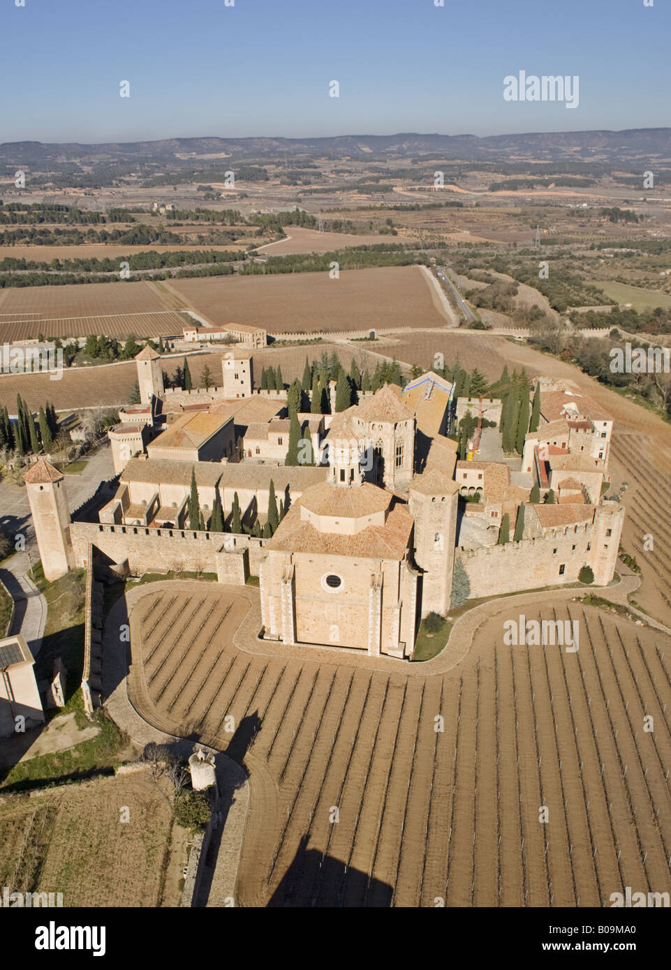 Luftaufnahme des Klosters Santa Maria de Poblet und umliegenden Felder in Poblet Stockfoto