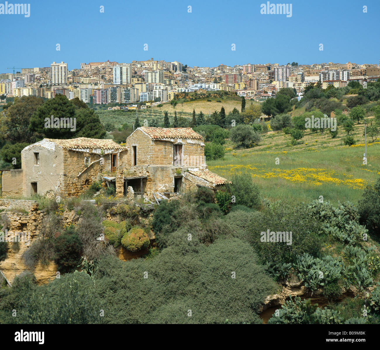 Verlassene alte rustikale Villa unter der modernen Stadt Agrigento Sizilien Italien EU. Stockfoto