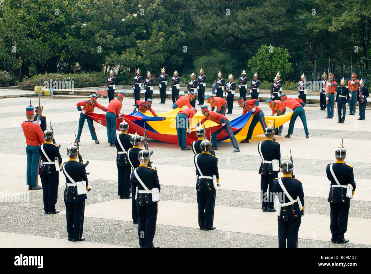 Faltung der Flagge während der Militärparade auf dem Gelände der Casa de Nariño Bogota Kolumbien Stockfoto