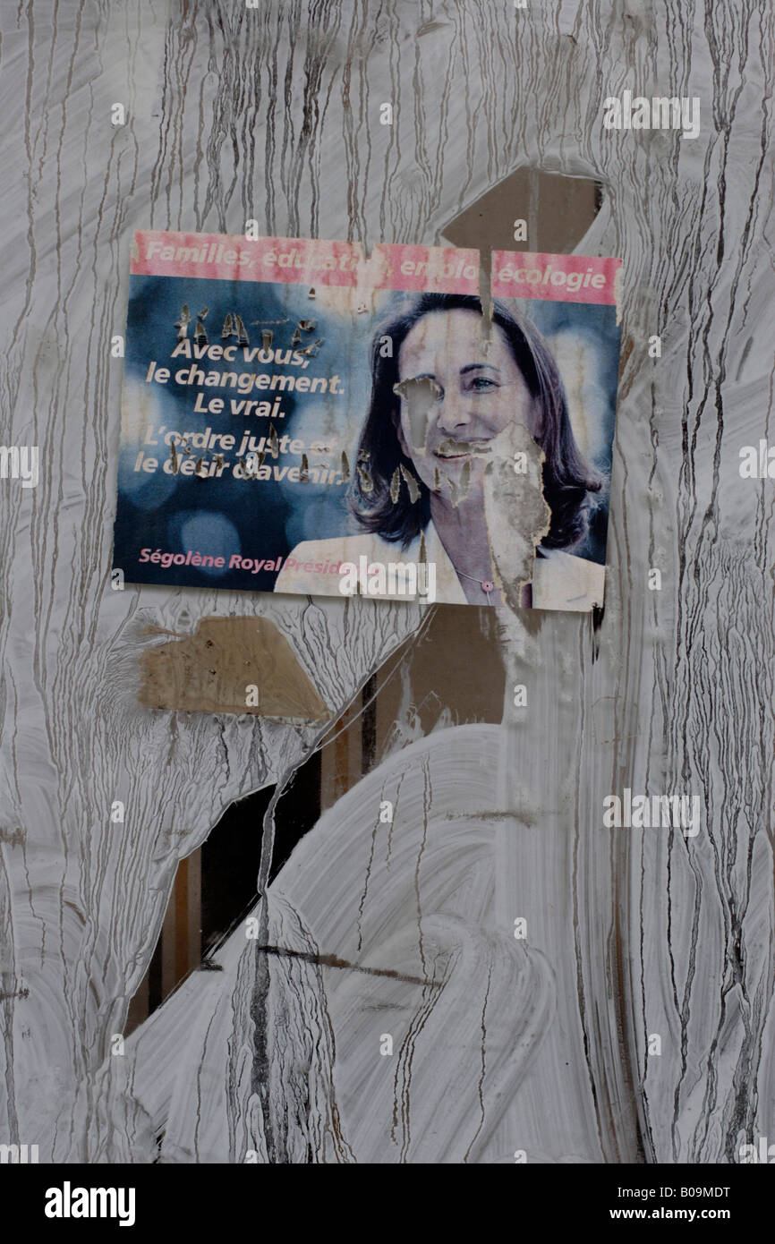 Wahlplakat der besiegten französische Präsidentschaftskandidatin Ségolène Royal auf Schaufenster verunstaltet Stockfoto