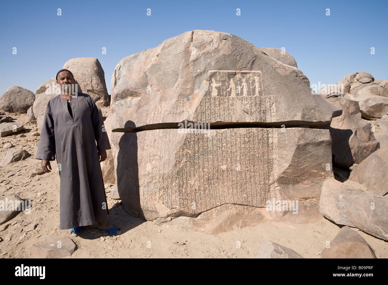 Erziehungsberechtigten bei der Hungersnot-Stele auf Sehel Insel mit ptolemäischen Inschriften in Bezug auf sieben Jahre der Hungersnot während der 3. Dynastie. Stockfoto