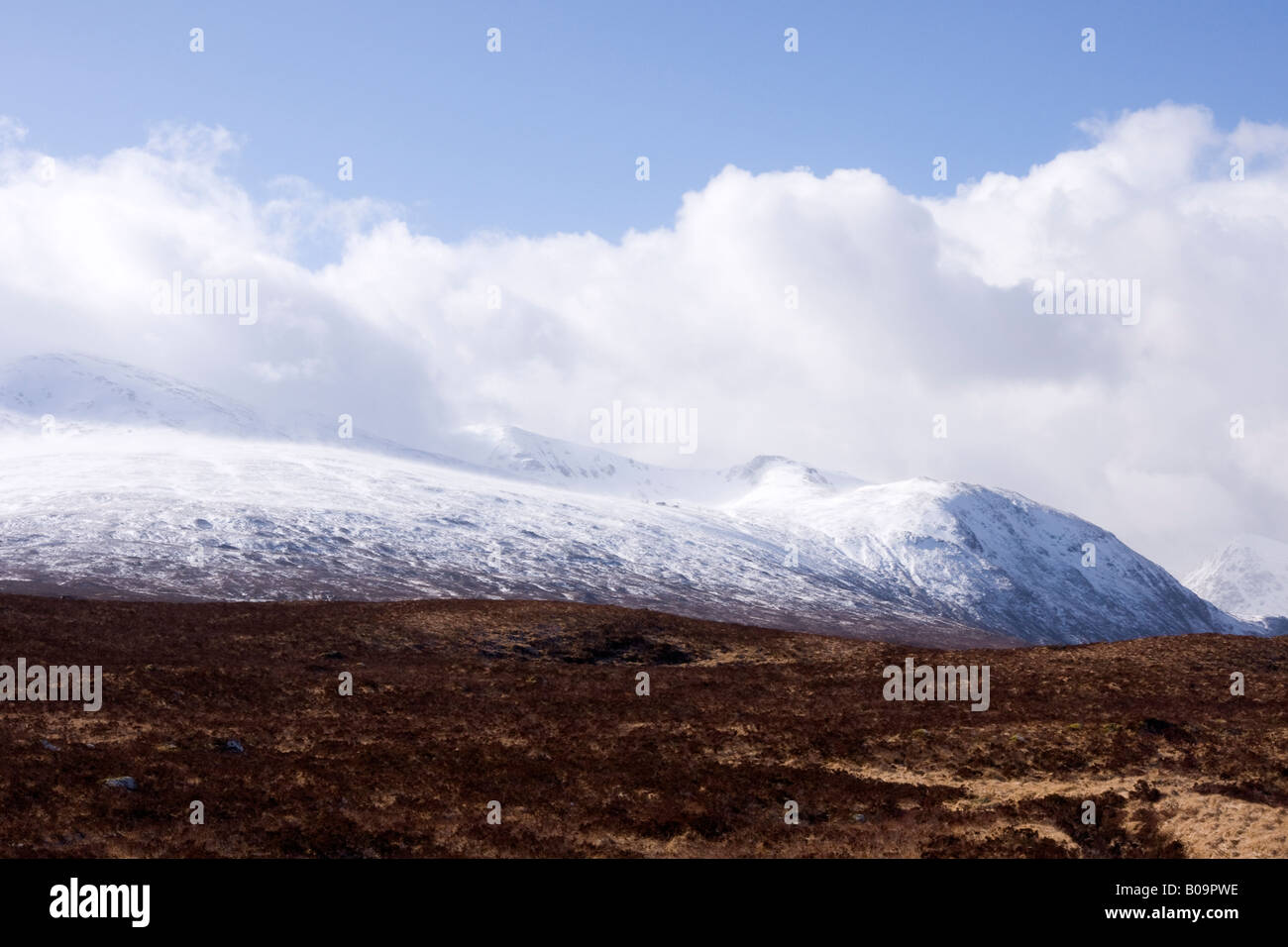 schottische Berglandschaft in der Nähe von Rannoch moor mit Schnee Stockfoto