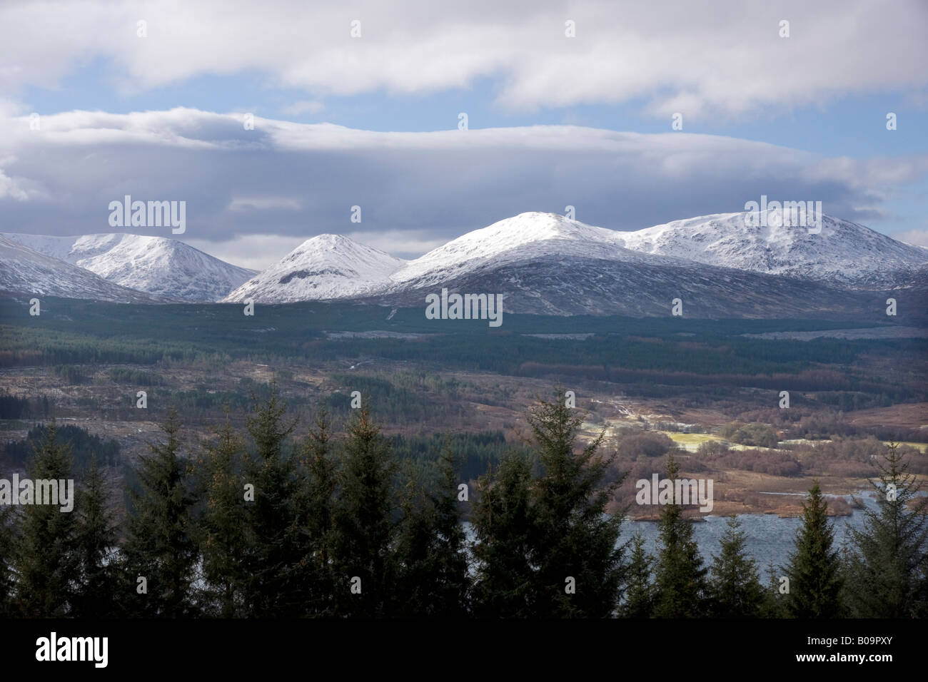 schottische Berglandschaft mit Schnee und cloud Stockfoto