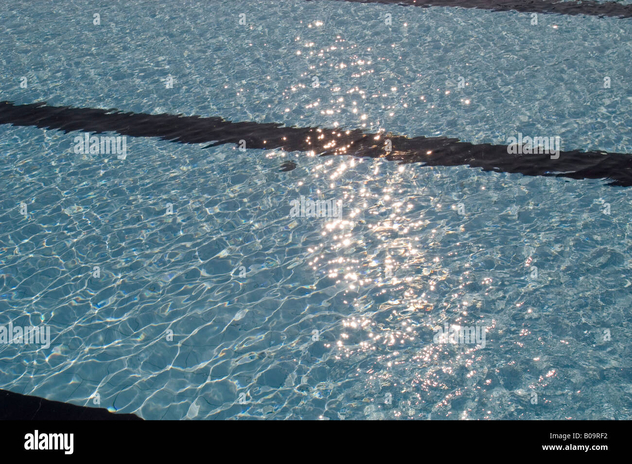 Wellen und Licht auf dem Wasser eines Schwimmbades Stockfoto