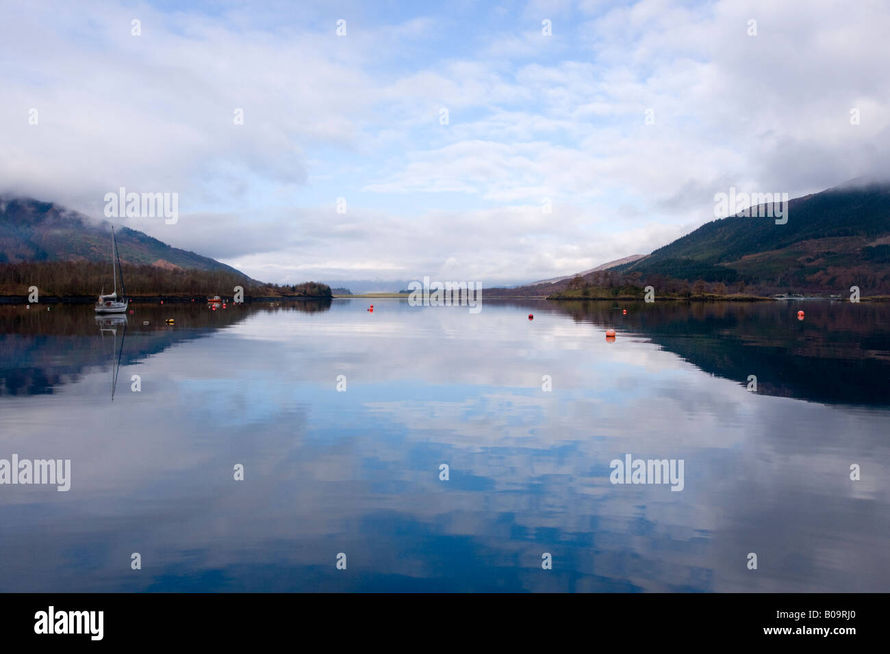 Morgenwolken spiegelt sich in Loch Leven Schottland Stockfoto