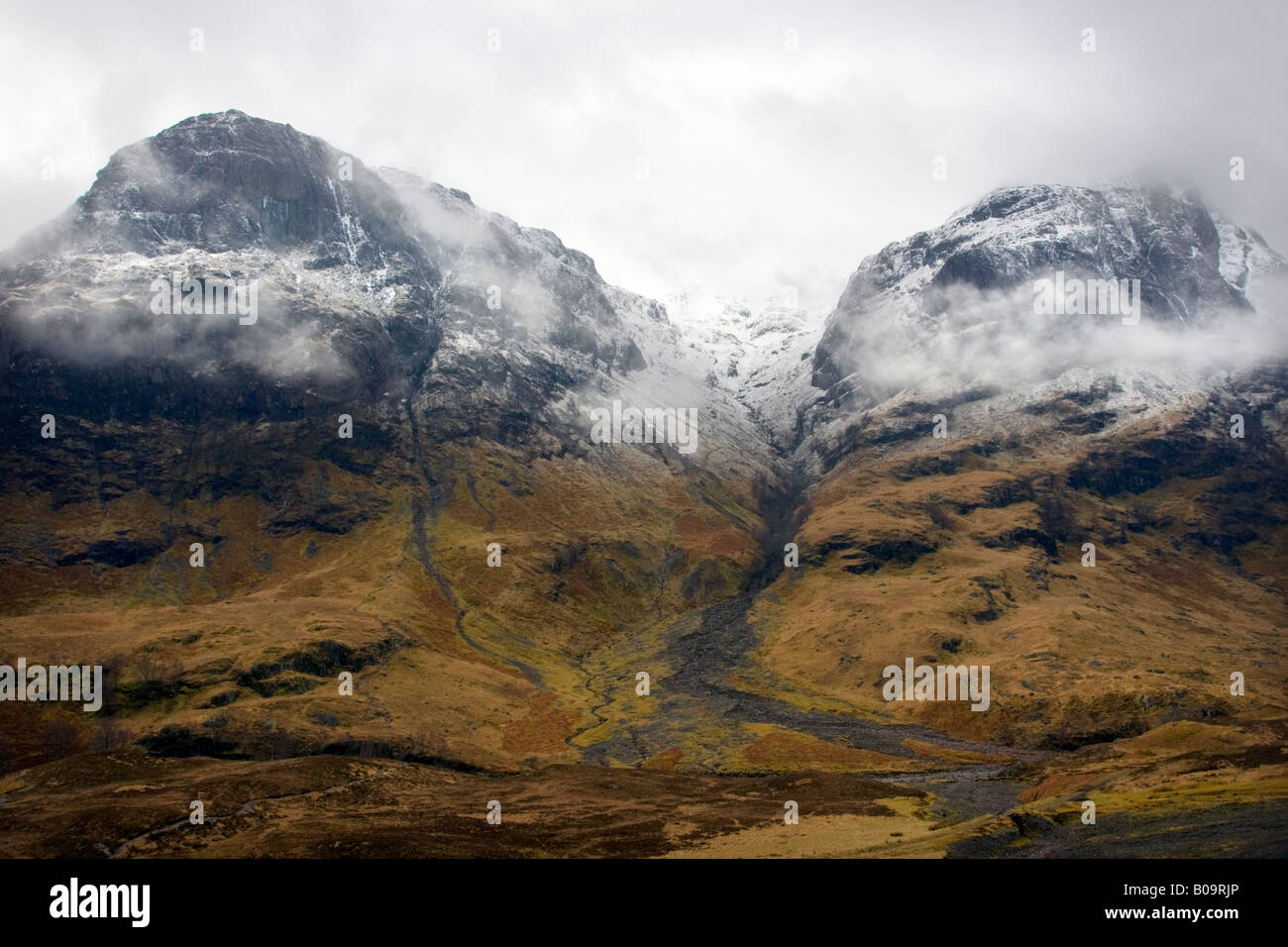 schottischer Berg Landschaft Glencoe Hochland mit Schnee und cloud Stockfoto