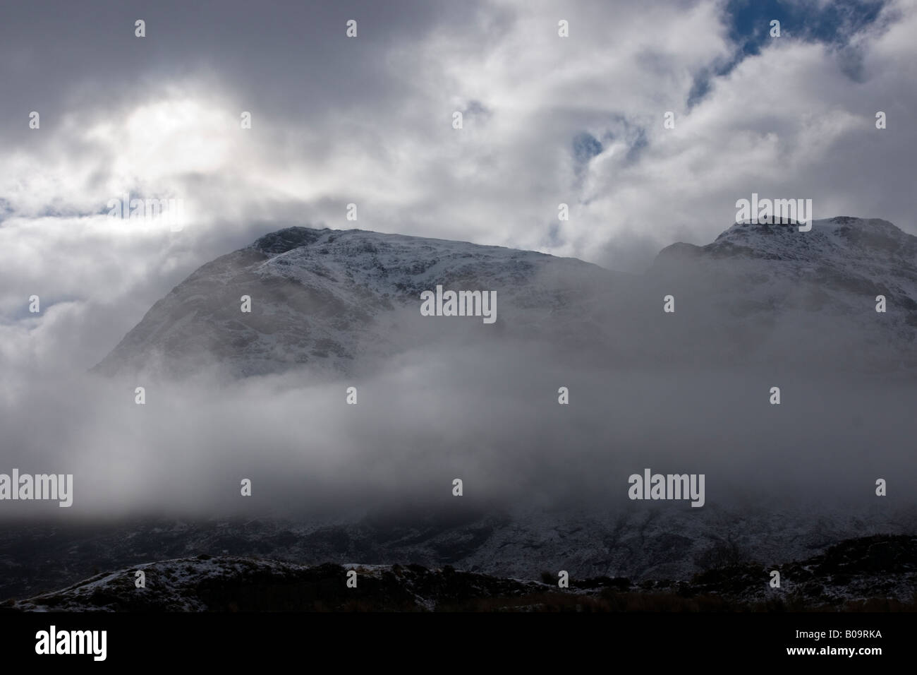 launisch schottische Berglandschaft in der Nähe von Glencoe mit Schnee und cloud Stockfoto