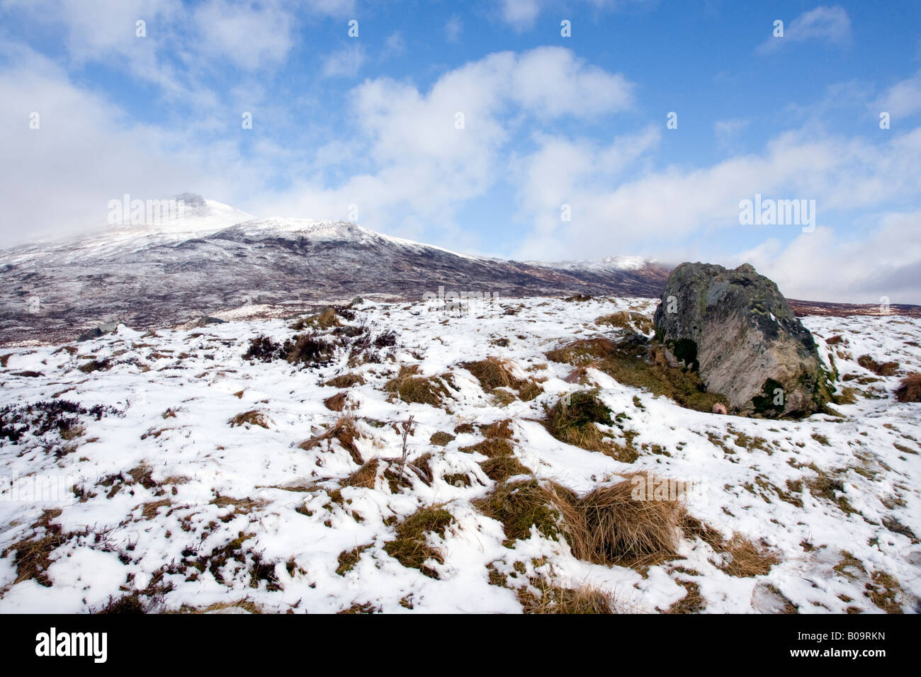 schottischer Berg-Szene in der Nähe von Rannoch moor mit Schnee Sonne und blauer Himmel Stockfoto