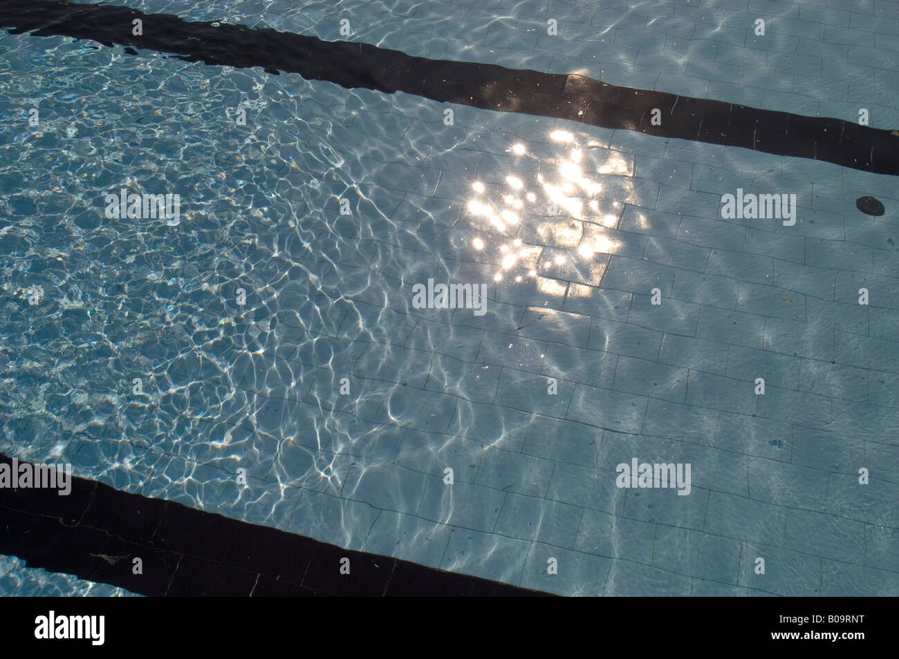 Wellen und Licht auf dem Wasser eines Schwimmbades Stockfoto