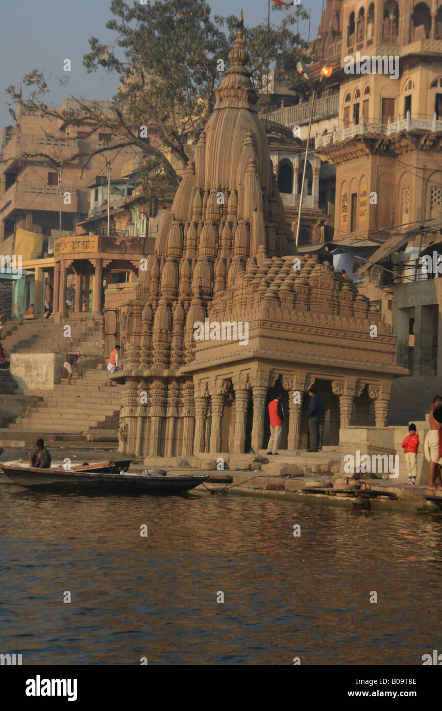 Schiefer-Shiva-Tempel in Varanasi am Ufer des Ganges Fluß Stockfoto