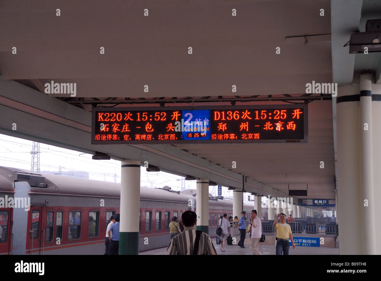 Digitale Plattform Information Board CRH2 EMU Hochgeschwindigkeitszug zwischen Peking und Zhengzhou CRH 2 importiert aus japanischen E2 Serie Stockfoto