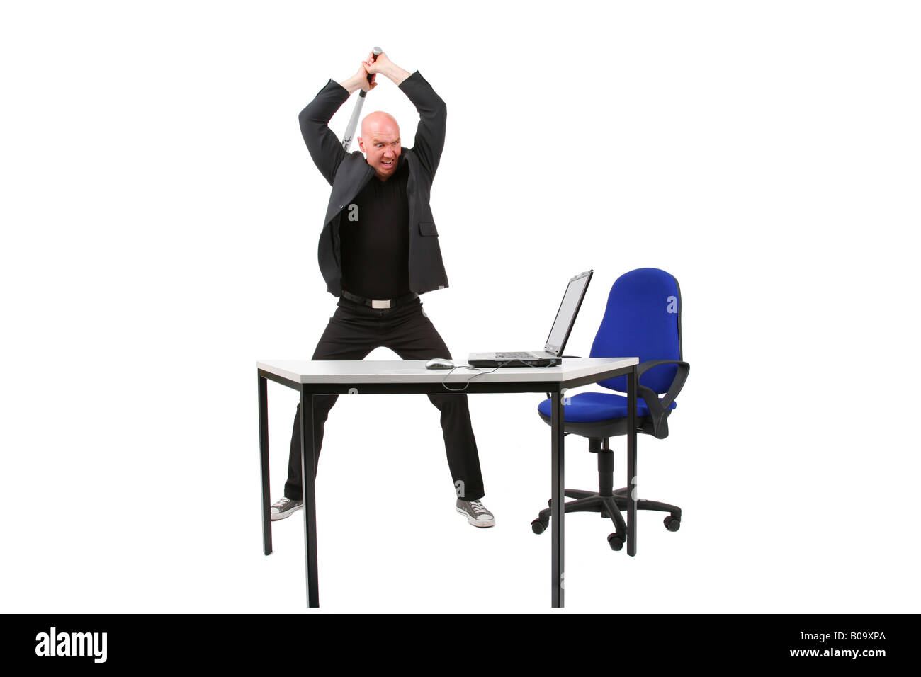 Leitung Glatzkopf mit Baseball-Schläger auf einen laptop Stockfoto