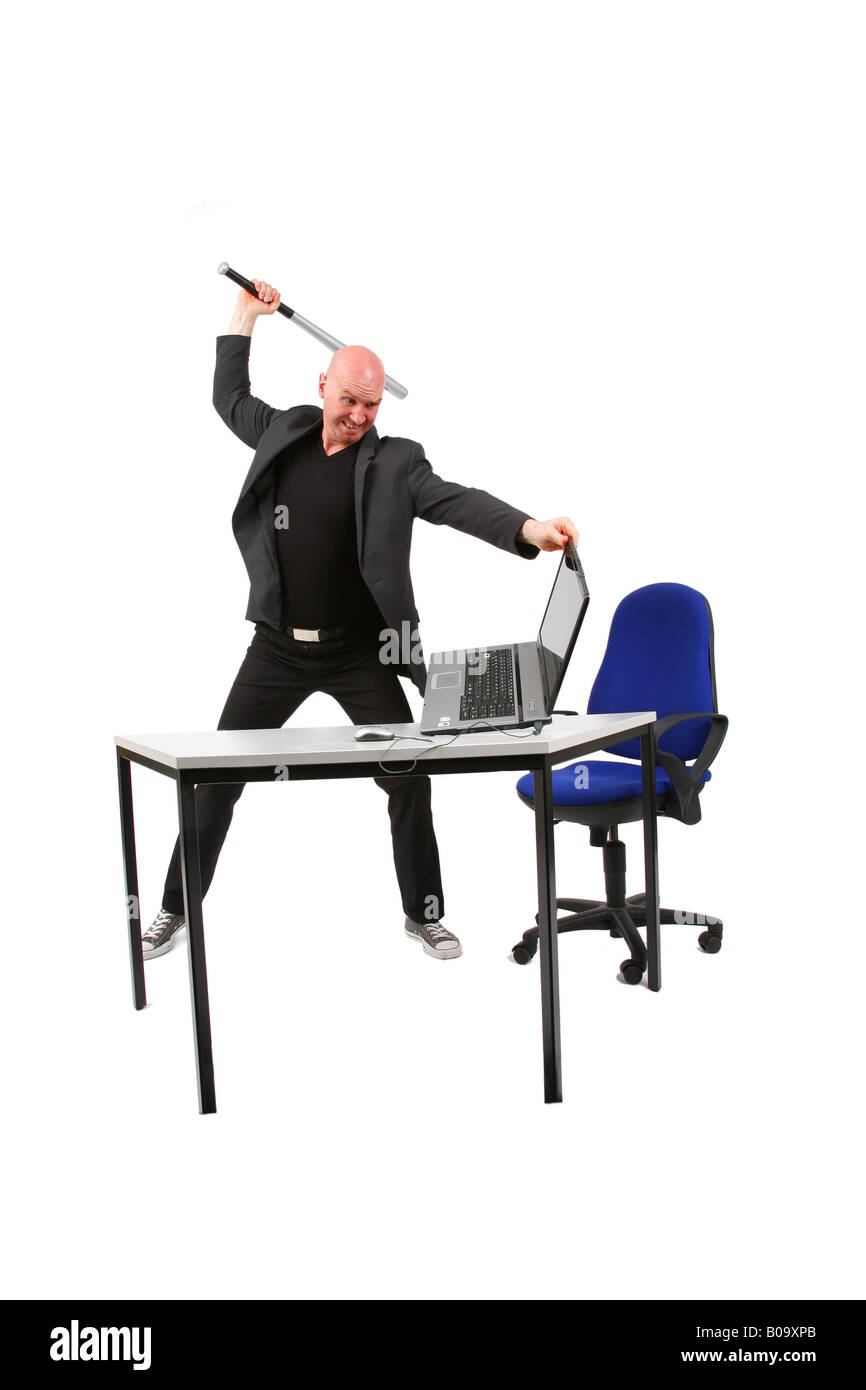 Leitung Glatzkopf mit Baseball-Schläger auf einen laptop Stockfoto